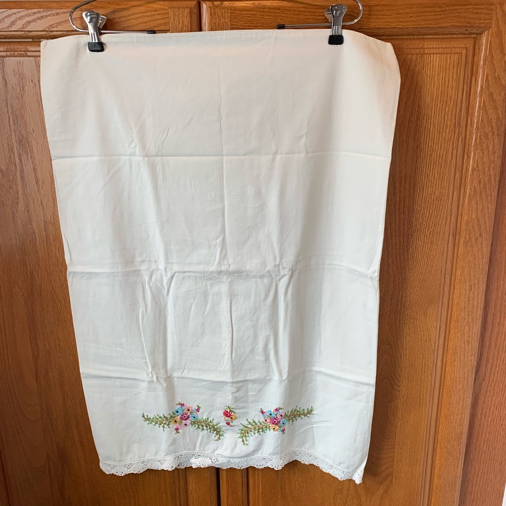 2 vintage floral embroidered pillowcases - Picture 6 of 12